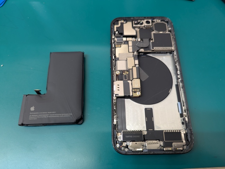 【スマホ修理工房富山グリーンモール山室店】iPhoneのバッテリー交換は最短即日対応いたします！